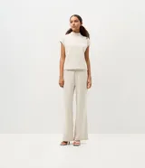 Pantalón de ribana color gris melange, de corte recto y cintura elástica, con diseño cómodo y versátil.