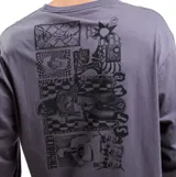 Remera de manga larga Volcom, color gris, con cuello redondo y puños acanalados. Presenta un pequeño logo circular estampado en el pecho y el nombre de la marca estampado verticalmente a lo largo de la manga derecha.