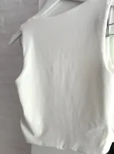 Top corto blanco de breteles finos y escote cuadrado.