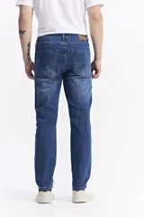 Jean de corte slim, con tiro medio, cierre frontal con botón y bolsillos laterales y traseros.