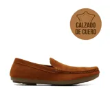 Mocasines de gamuza color tostado, con costuras visibles decorativas y suela plana marrón.