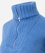 Suéter de punto azul con cuello alto y cierre frontal de cremallera metálica. Presenta textura de líneas verticales, corte regular, mangas largas y terminaciones acanaladas.