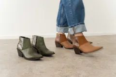 Bota corta de cuero color marrón con paneles de gamuza y cuero texturizado.