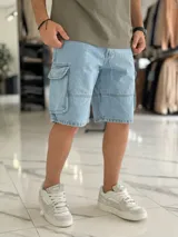 Bermuda cargo de jean color beige, con bolsillos laterales con solapa en las piernas y corte holgado.