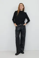 Pantalon de cuero sintetico con corte recto y tiro medio, con costuras verticales decorativas en el frente y bolsillos laterales.