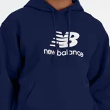 Canguro con capucha New Balance, color azul marino, con logo de la marca estampado en blanco en el pecho. Presenta bolsillo frontal tipo canguro, puños y dobladillo acanalados.