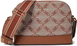 Cartera bandolera Michael Kors de diseño compacto y elegante, con el monograma de la marca en tono marrón y tostado. Cuenta con base de cuero sintético y correa ajustable de lona.