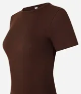 Blusa básica de manga corta, cuello redondo y textura sutil, confeccionada en viscosa con elastano. El bajo de la prenda es ondulado.