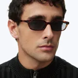 Lentes de sol con montura rectangular alargada de carey y lentes polarizadas oscuras.