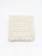 Cuello de lana tejido con diseño de trenzas, color crema, con borde de piel sintética.