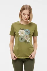 Remera verde militar de manga corta, con cuello redondo y estampado floral en el centro del pecho.
