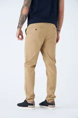 Pantalón chino de gabardina color negro, de corte regular, con logo bordado.