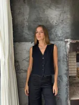 Pantalón sastrero de lino en color beige, de corte recto y tiro alto. Presenta un delicado bordado de un caballo en uno de los bolsillos traseros y costuras en contratono.