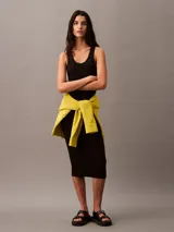 Vestido midi negro ajustado al cuerpo, sin mangas y con cuello redondo.