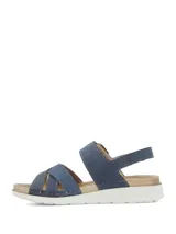 Sandalias planas color azul marino con tiras cruzadas en la parte delantera y tira en el empeine con hebilla decorativa carey. Suela blanca con base dentada y plantilla acolchada color tostado.