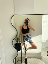 Short deportivo negro con estampado batik en tonos grises y blancos, de lycra acanalada.