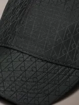 Gorra de béisbol con visera curva, confeccionada en tejido ripstop negro con estampado de monograma CK en toda la superficie.