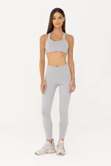 Calza larga gris de tiro alto, confeccionada en tejido de poliéster y elastano.