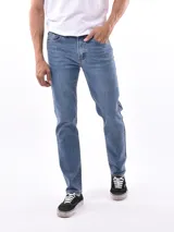 Pantalón de jean de corte recto, color azul claro.