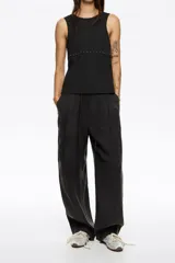 Pantalón recto color negro de tiro medio, con bolsillos laterales, pinzas en el delantero y cintura ajustable con cordón.