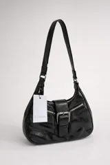 Cartera de hombro de tamaño compacto, confeccionada en material sintético con acabado efecto cuero desgastado. Presenta un diseño con cierre superior, bolsillos frontales con cierre y una hebilla decorativa central. Incluye asa fija para llevar al hombro.