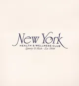 Buzo color crema con estampado azul marino que dice 'New York Health & Wellness Club Sporty & Rich Est. 1994'.