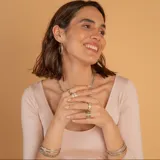 Anillo de diseño ancho con acabado satinado, elaborado en plata 925 con detalle de línea central en oro.