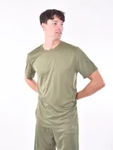 Remera negra de poliéster, corte clásico y cuello redondo.