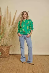 Pantalón de jean de corte recto y tiro medio, con acabado en lavado claro y diseño de pierna amplia.