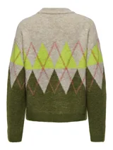 Sweater tejido de manga larga con cuello redondo y diseño de rombos en tonos verde, gris y detalles en color durazno. Presenta puños y ruedo acanalados.