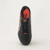 Championes de fútbol Umbro ILLUSION F5, color negro con detalles en naranja y logo de la marca en blanco.