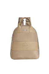 Mochila Oreiro de color beige, confeccionada en material sintético con detalles de textura combinada y el logo de la marca grabado en el frente y en las tiras. Cuenta con asas superiores y cierres en los bolsillos laterales.