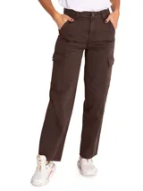 Pantalón cargo color marrón, de tiro alto y corte recto, con bolsillos laterales en los muslos y cierre frontal de cremallera y botón.