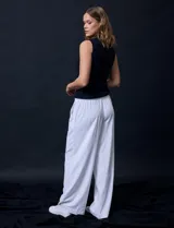 Pantalón wide leg blanco de lino, marca Zac & Rachel, con pretina ancha elastizada con lazo de ajuste, bolsillos inclinados delanteros y bolsillo lateral.