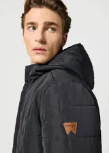 Campera negra con capucha, acolchada con diseño de cuadrados. Tiene cierre frontal con botones a presión y bolsillos laterales.