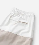 Bermuda de baño de microfibra con diseño bicolor, cintura elástica con cordón ajustable, bolsillos laterales y bolsillo trasero con cierre.