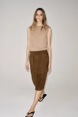 Top de punto extrafino color beige, sin mangas y con cuello redondo, confeccionado en mezcla con lana.