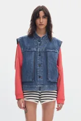 Chaleco utility de denim azul con lavado washed, corte oversized, cuello alto y bolsillos cargo frontales.