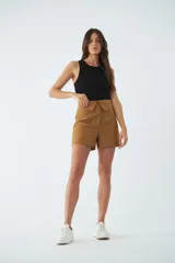 Short de vestir de tiro alto con detalle de solapa en la cintura, corte recto y cierre frontal con cremallera y botón.