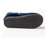 Pantuflas cerradas de color azul con diseño de gatito, confeccionadas en piel sintética suave con interior de peluche gris. Presentan un bordado con la frase 'Welcome Home' y apliques de patitas de gato. Cuentan con suela de goma antideslizante.