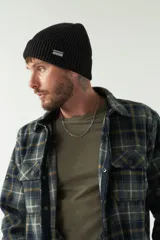 Sobrecamisa polar a cuadros azul marino, con bolsillos tipo cartera y laterales, logo en grifa de goma y fit regular.