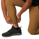 Pantalón Columbia Black Mesa Woven de color tostado, diseñado para actividades al aire libre. Cuenta con tecnologías Omni-Shade™ UPF 50 para protección solar y Omni-Shield™ que repele la humedad y las manchas. Presenta rodillas articuladas, bolsillos con cremallera y un diseño cómodo y elástico.