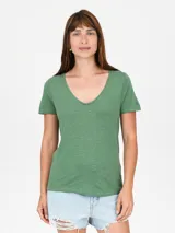 Remera verde con escote en V y mangas cortas.