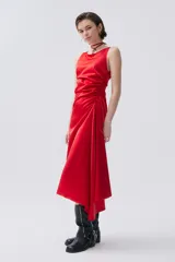 Vestido midi rojo de tafeta metalizada con frunces laterales, cuello bote, pliegues frontales y corte asimétrico.