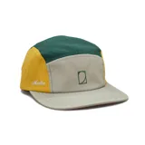 Gorra de 5 paneles con diseño tricolor en tonos gris oscuro, verde oliva y violeta. Presenta visera plana, corona baja y logo bordado en el panel frontal. Confeccionada en tela técnica deportiva con propiedades de secado rápido y repelencia al agua.