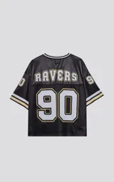 Camiseta estilo jersey de fútbol americano, color negro, con cuello en V ribeteado en blanco y dorado. Presenta el número "90" grande en el frente con borde blanco y dorado. Tiene inscripciones bordadas en el pecho como "L.A." y "Ravers", y el número "9" en la manga.