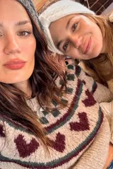 Sweater de punto color beige con cuello redondo y estampado geométrico en tonos borgoña y verde.