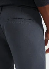 Bermuda de sarga modelo chino, color rosado, con cierre de botón y cremallera, bolsillos laterales y corte recto.