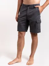 Bermuda cargo gris oscuro con bolsillos laterales con solapa y botón.