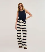 Pantalón de punto a rayas horizontales anchas, color blanco y azul marino, de corte recto y tiro alto con cintura elástica y lazo ajustable.